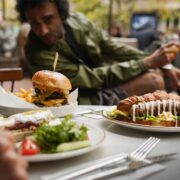 Trendy kulinarne w 2025 - zdrowie i kreatywność w kuchni na pierwszym miejscu