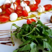 Jakie są sekrety kuchni śródziemnomorskiej - inspiracje na lato