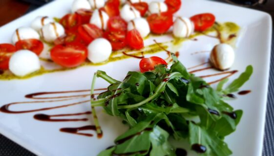 Jakie są sekrety kuchni śródziemnomorskiej - inspiracje na lato